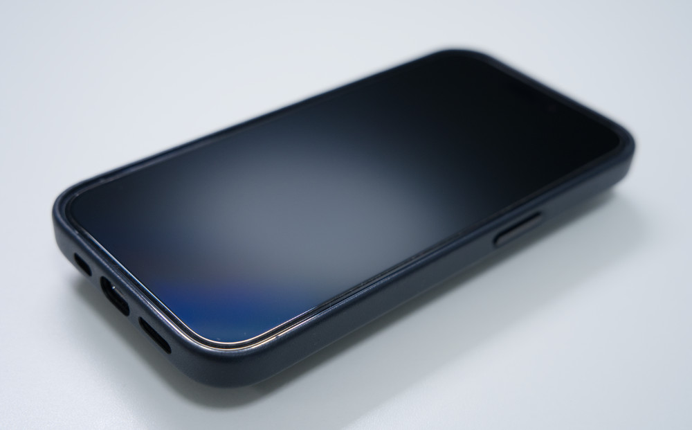 Belkin UltraGlassスクリーンプロテクターを装着した iPhone 14 Pro
