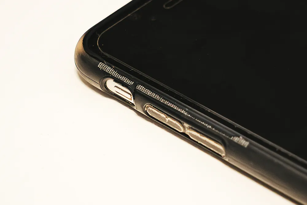 Apple 純正シリコーンケースの接着面