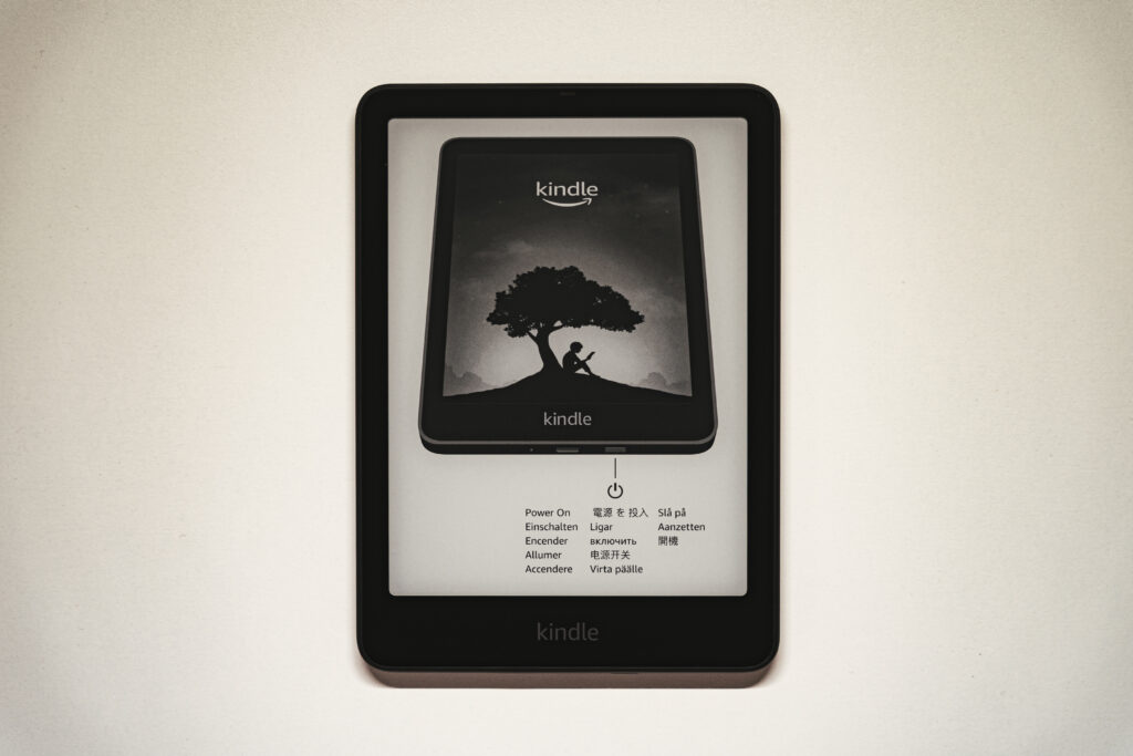 Kindle Paperwhite シグニチャーエディション 第12世代を正面から見た写真