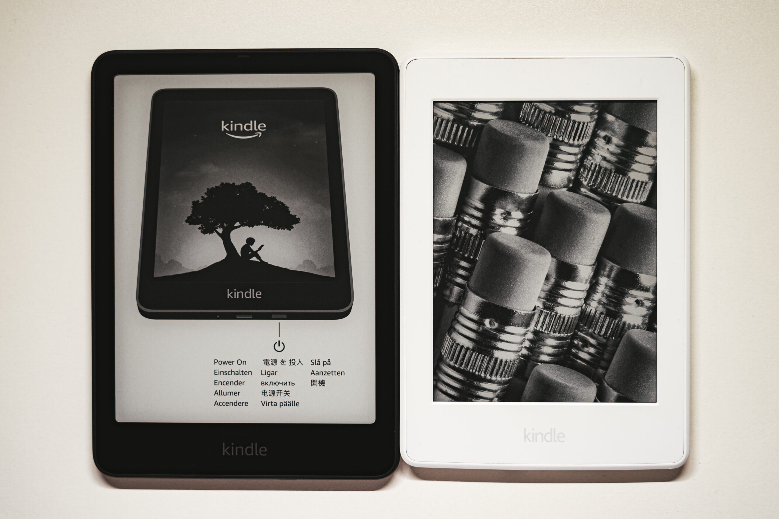 Kindle Paperwhite シグニチャーエディション 第12世代 (メタリックブラック)とKindle Paperwhite 第7世代 (ホワイト) の比較