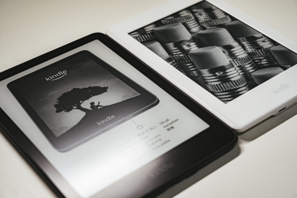 Kindle Paperwhite シグニチャーエディション 第12世代 (メタリックブラック)とKindle Paperwhite 第7世代 (ホワイト) ディスプレイ比較