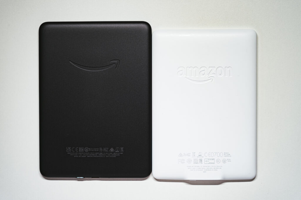 Kindle Paperwhite シグニチャーエディション 第12世代 (メタリックブラック)とKindle Paperwhite 第7世代 (ホワイト) の背面比較
