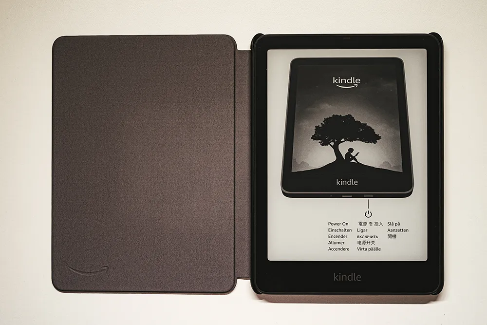 Kindle Paperwhite 第12世代をAmazon純正 植物性レザーカバー（ブラック）に装着した状態。画面側とカバー内側の収まりが確認できる