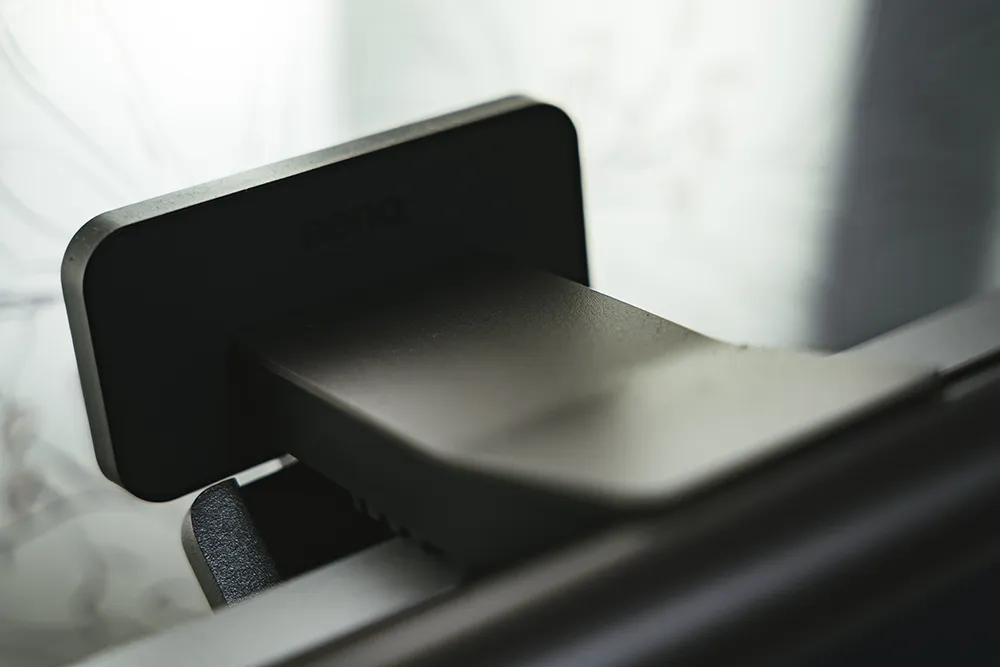 Benq Screenbar Halo 2 には Web カメラを載せる専用のスペースが確保されている