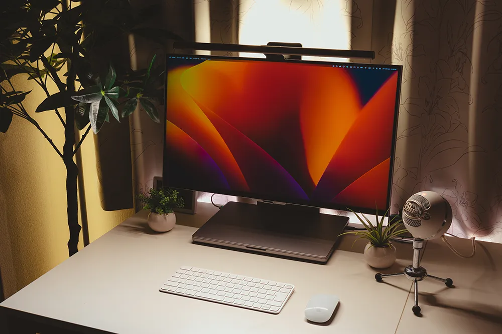Screenbar Halo 2 にフロアライトとテープライトを組み合わせて一層のバイアス照明効果を発揮できる