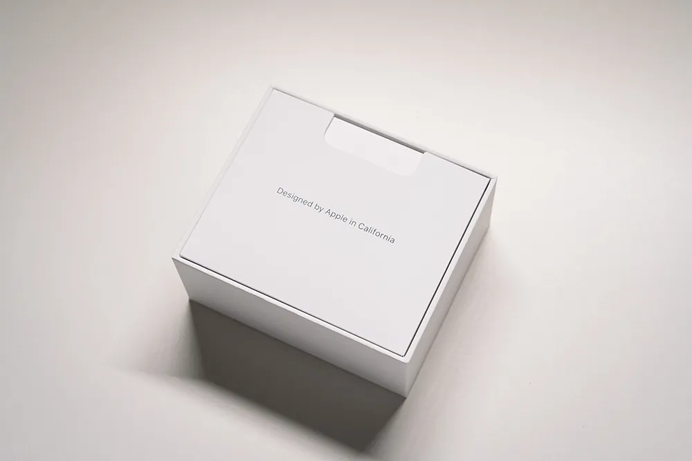 AirPods Pro 3 の化粧箱を開封すると「Designed by Apple in California」のテキストがお出迎え