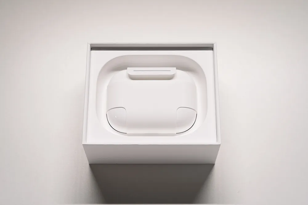 AirPods Pro 3 の化粧箱からのぞく AirPods Pro 3 の充電ケースはまるで褌を履いているかのよう