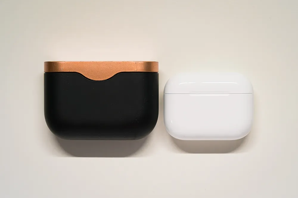 AirPods Pro 3 の充電ケースは Sony WF-1000XM3 の充電ケースと比べて圧倒的に小さい