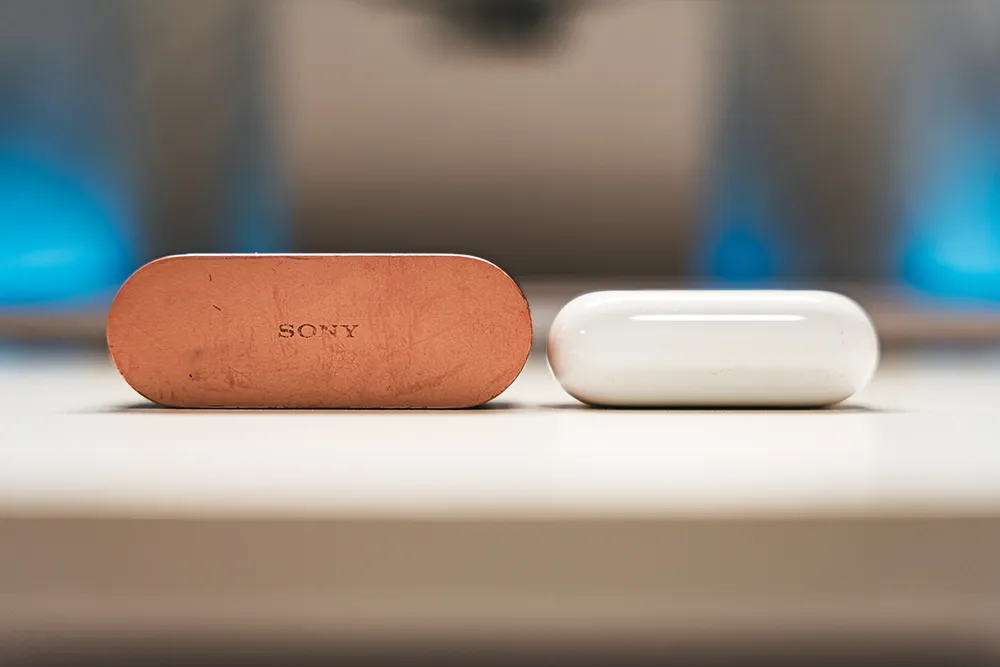 AirPods Pro 3 の充電ケースは Sony WF-1000XM3 の充電ケースと比べて圧倒的に薄い