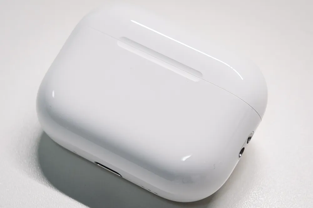 AirPods Pro 3 の充電ケースは光沢が強いプラスチック素材