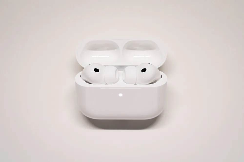AirPods Pro 3 の充電ケースを開くと、本体がチラリと見える