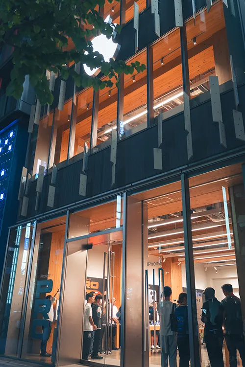 閉店直前の Apple 銀座 @HULIC &New GINZA 8には一定の人数が集まっていた
