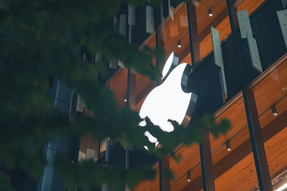 閉店直前の Apple 銀座 (HULIC &New GINZA 8) の Apple ロゴが輝く