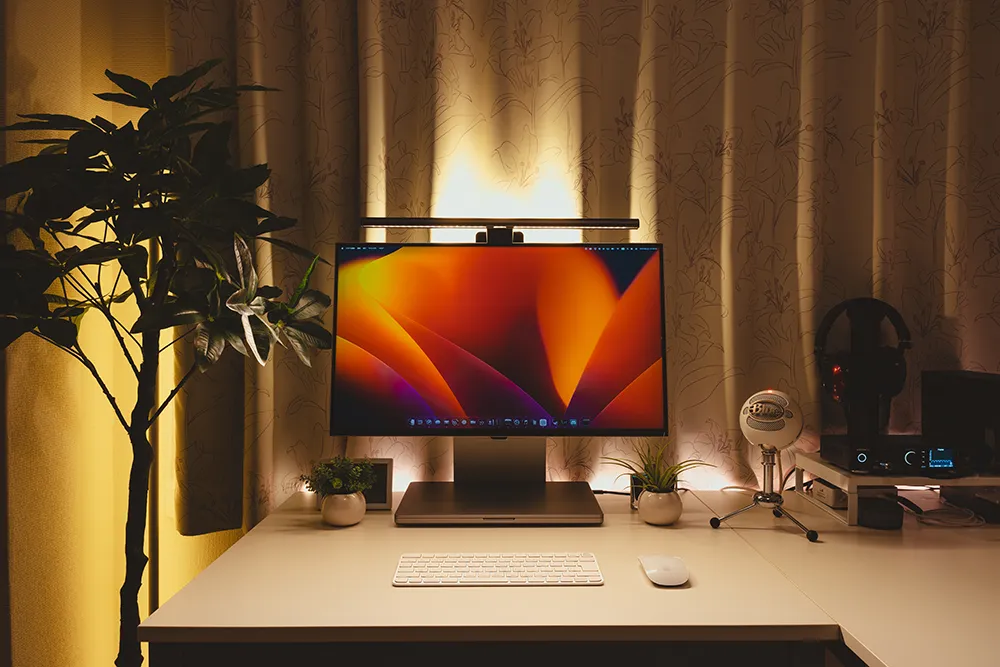 Benq Screenbar Halo 2 色温度 2,700 K に設定しリラックスモードの空間を演出