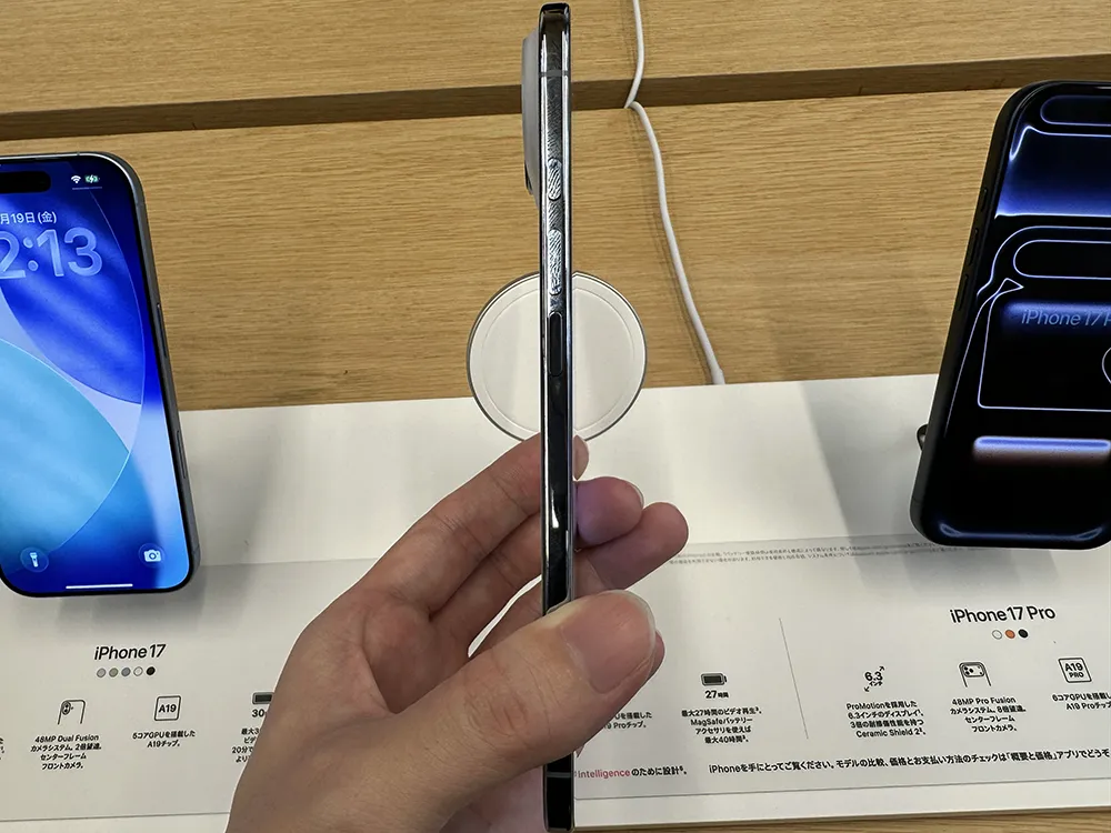 Apple 銀座に展示された iPhone Air