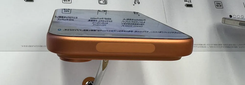 Apple 銀座に展示された iPhone 17 Pro MAX 上部にあるアンテナ部