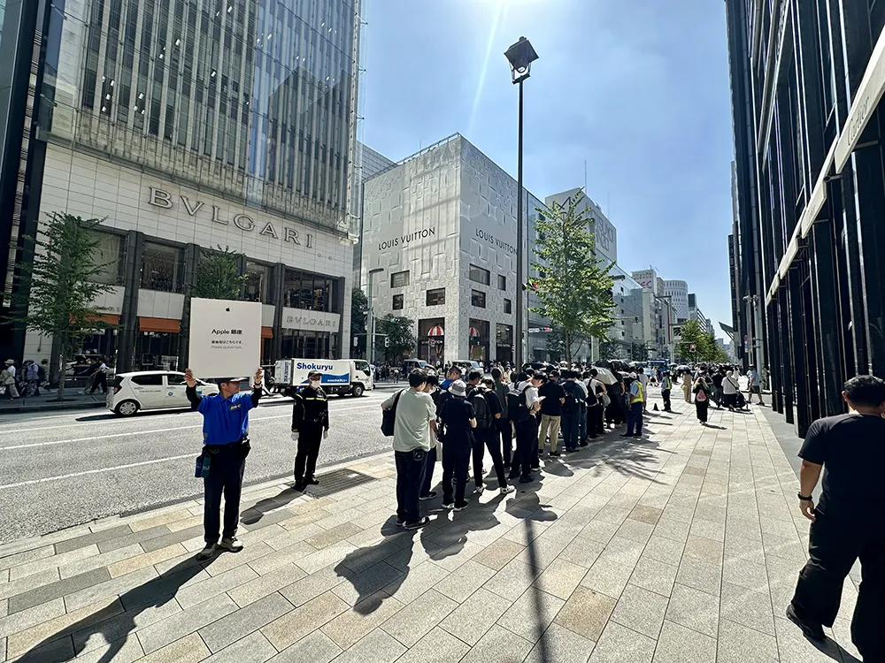 Apple 銀座リニューアルオープン当日、 12 時でも行列の最後尾は 1 区画以上に及んだ