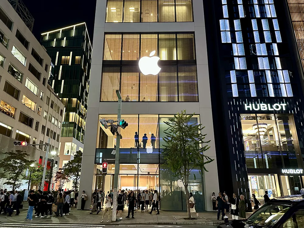 Apple 銀座リニューアルオープン当日 19 時の店頭