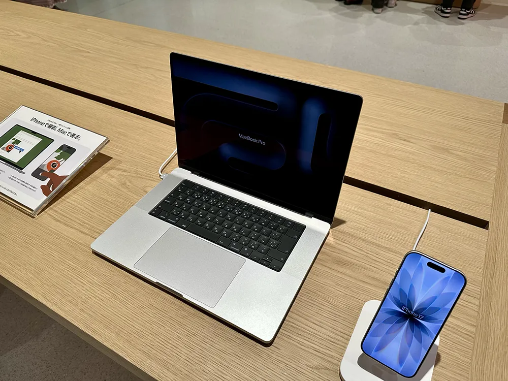 Apple 銀座店舗スペースに余裕があるため、MacBook Pro と iPhone の連携機能を体験できるスペースが設けられている