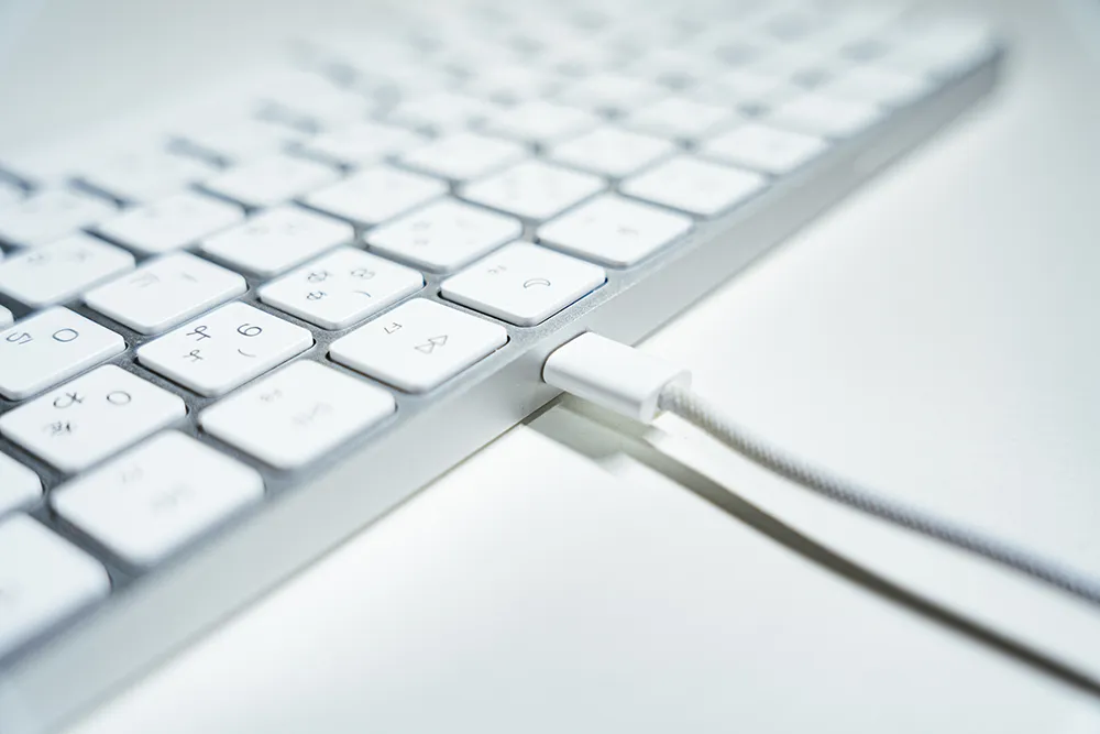 Touch ID 搭載 Magic Keyboard (USB-C) に USB-C ケーブルを接続して運用している図