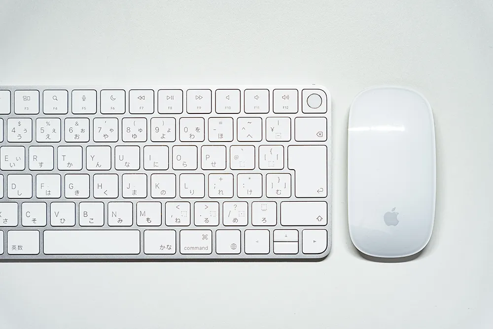 Magic Mouse と Magic Keyboard を並べて撮影した写真。Apple 純正アクセサリの統一感がある。
