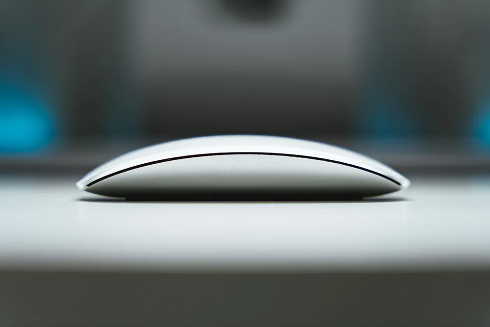 Magic Mouse のガラス天板とアルミベース部分を撮影した写真