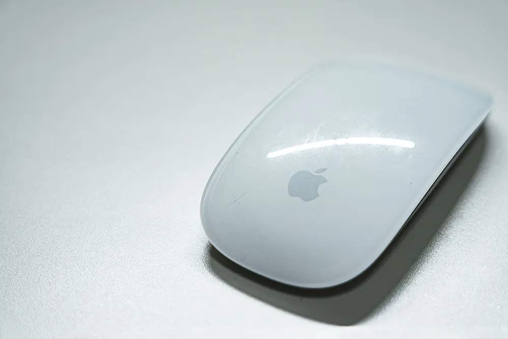 Magic Mouse のガラス製トップシェルを上から撮影。光沢のある質感が特徴。